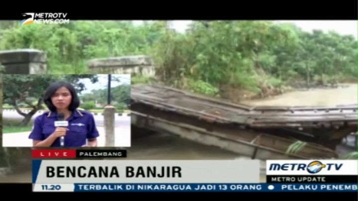 Banjir, Jembatan Penghubung Dua Kecamatan di Sumsel Roboh