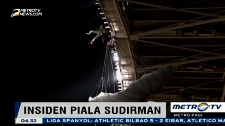 Seorang Penerjun Tersangkut di Atas Stadion GBU