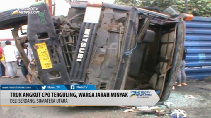 Truk Angkut CPO Terguling, Warga Jarah Minyak.