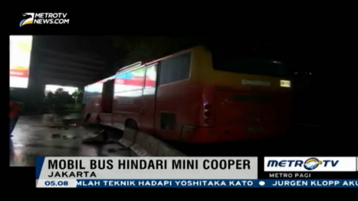  Hindari Mobil Mewah, Transjakarta Tabrak Separator Jalan 