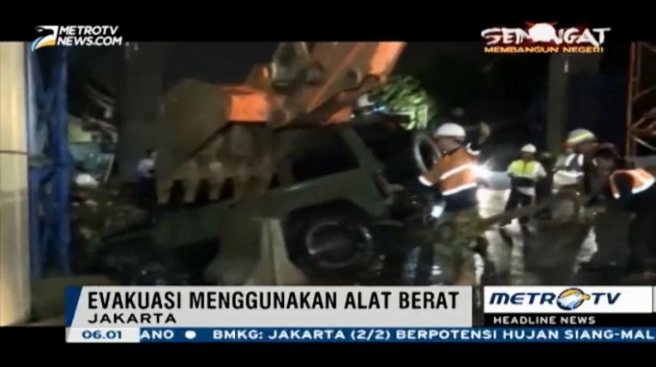 Hujan, 2 Mobil Tergelincir ke Dalam Saluran Air