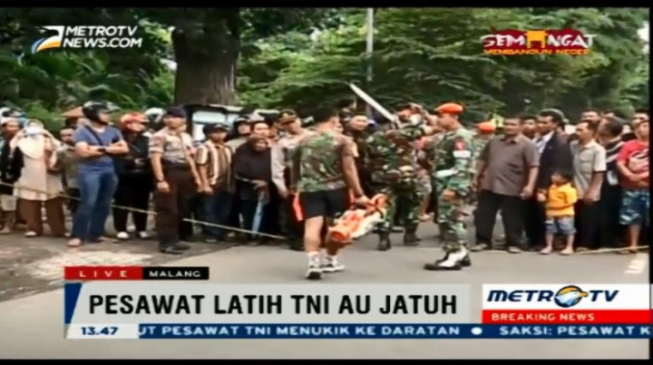 Petugas Gunakan Gergaji Listrik untuk Memotong Badan Pesawat