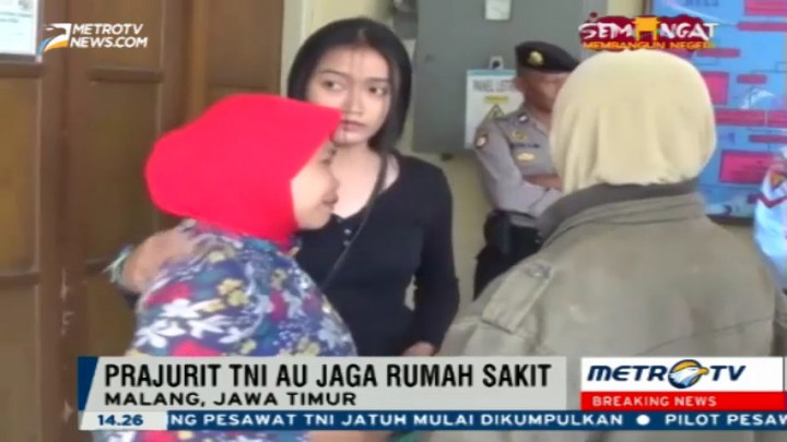 Keluarga Datangi Kamar Jenazah Korban Pesawat Jatuh