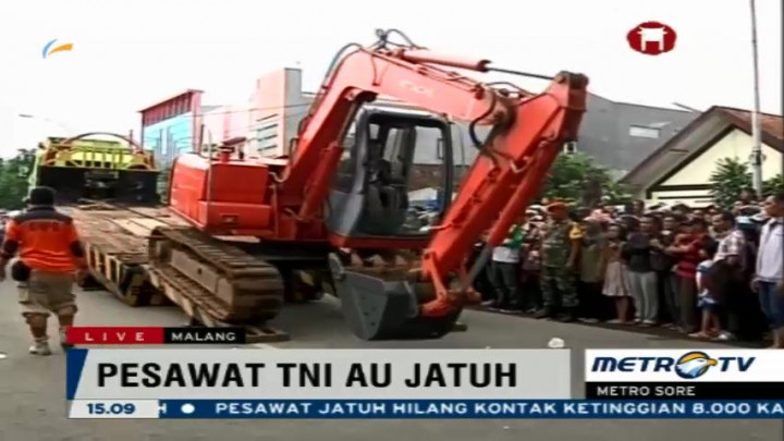 Alat Berat Hancurkan Gapura untuk Menuju Lokasi Jatuhnya Pesawat