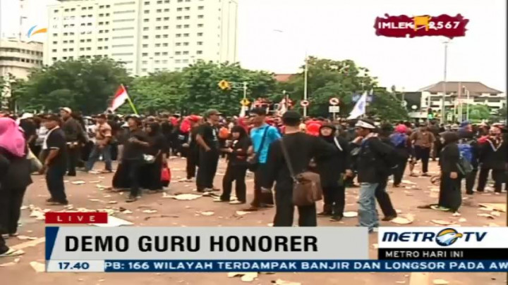 Ribuan Guru Honorer yang Berdemo di Depan Istana Mulai Membubarkan Diri