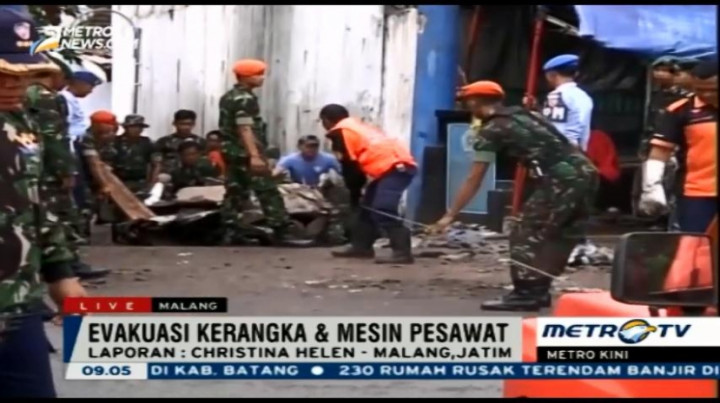 Tim Gabungan Evakuasi Badan Pesawat Tucano