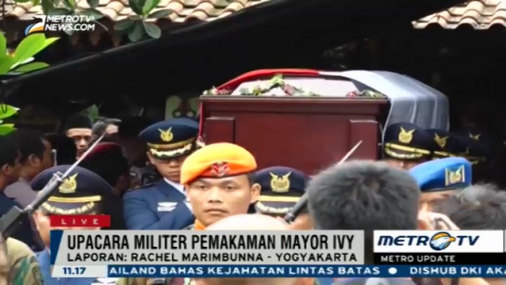 Mayor Ivy Safatillah Dimakamkan dengan Upacara Militer