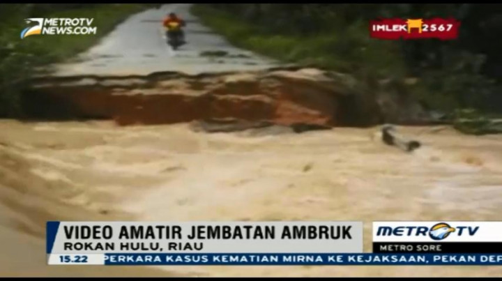 Video Amatir Jembatan Roboh Tergerus Arus Sungai