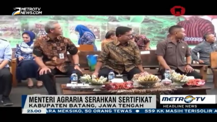 Menteri Agraria Serahkan 425 Sertifikat Tanah pada Petani di Batang