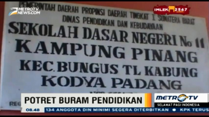 Siswa SD di Kampung Pinang Belajar Tanpa Meja dan Kursi