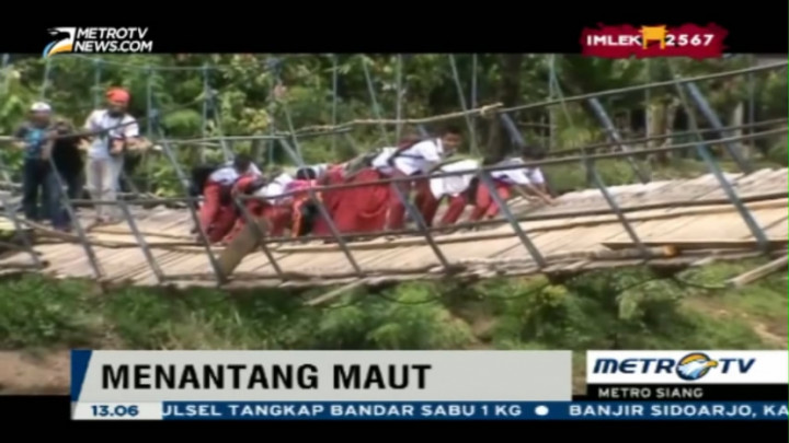 Anak-anak Ini Harus Menantang Maut Demi Bersekolah 