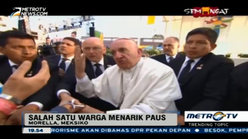 Hampir Jatuh Ditarik Warga Meksiko, Paus Fransiskus Marah