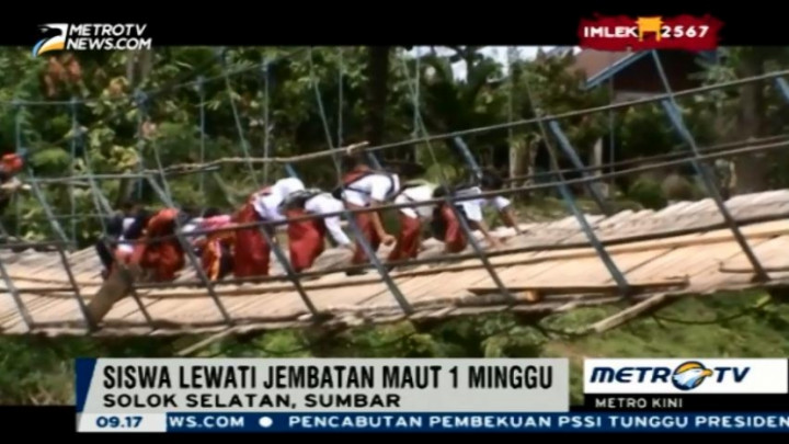 Jembatan Dihantam Banjir, Pelajar Kesulitan Menuju Sekolah
