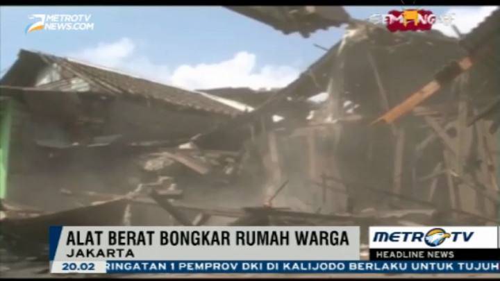 Petugas Bongkar 4 Bangunan Liar di Mampang