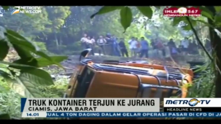 Truk Pengangkut Gula Merah Terjun ke Jurang