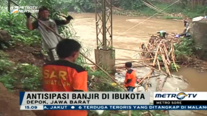 Puluhan Warga Bersihkan Sungai Ciliwung