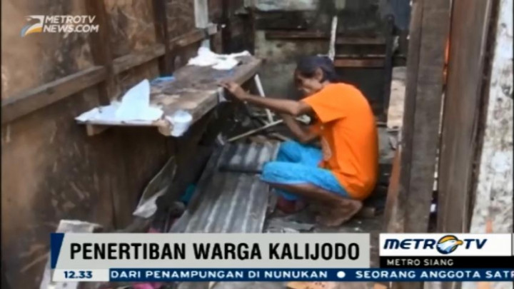 Jelang Penertiban, Warga Kalijodo Bongkar Bangunan Sendiri