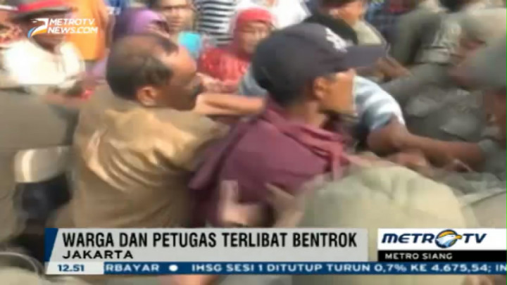 Penertiban Bangunan di Bantaran Kali Apuran Diwarnai Bentrok