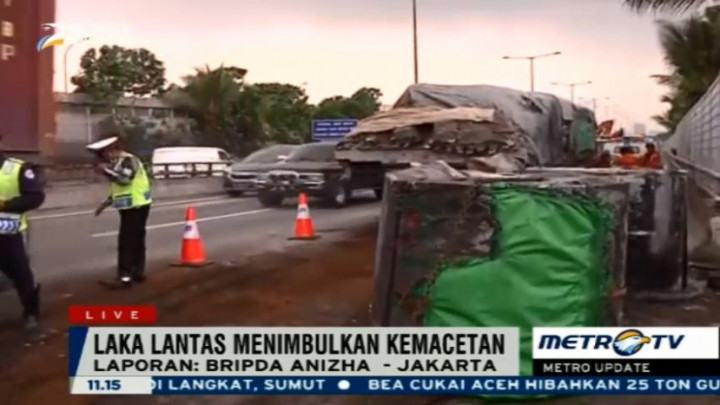 Tabrakan Dua Truk di Tol Jatinegara, Satu Orang Tewas 