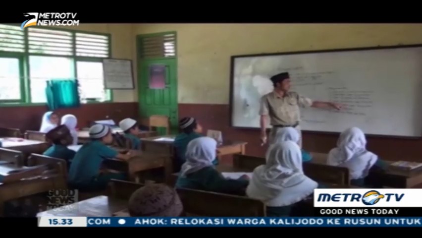 Upah Kecil Tak Surutkan Semangat Oman untuk Mengajar