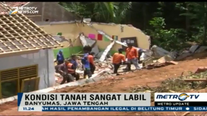 Sekolah di Banyumas Roboh Akibat Longsor