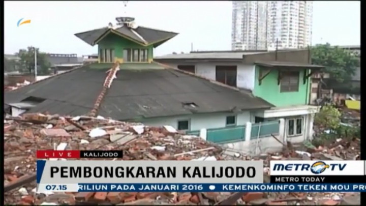  Sebuah Masjid Berdiri Kokoh di Antara Reruntuhan Kalijodo