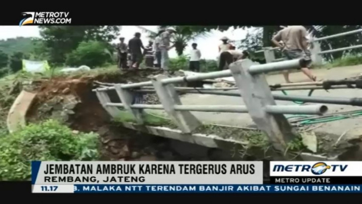 Jembatan di Rembang Ambruk Akibat Tergerus Arus