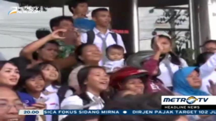 Ratusan Warga Tobasa Sambut Kedatangan Jokowi