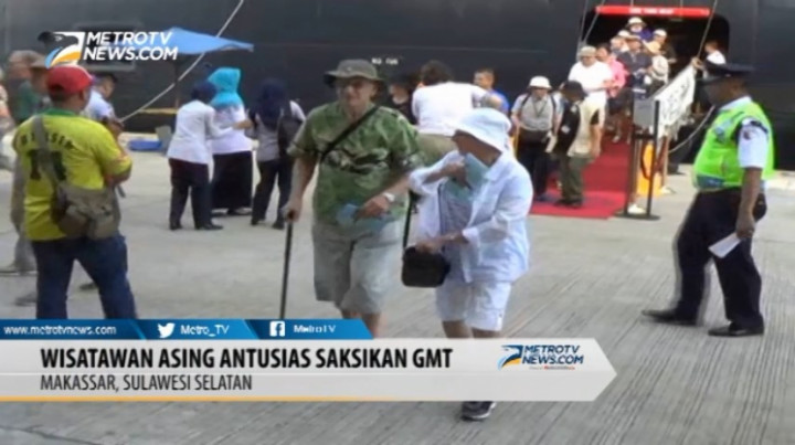 Ribuan Turis Antusias Saksikan Fenomena Gerhana Matahari di Indonesia Timur