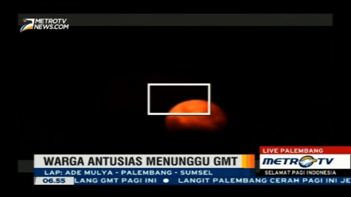 Awan Mendung, Warga Palembang Tetap Antusias Pantau GMT