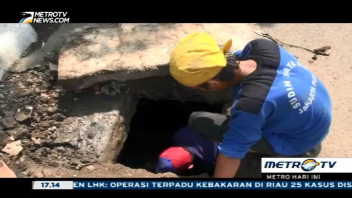 Petugas Sudin Tata Air Kembali Lakukan Pembersihan Gorong-gorong