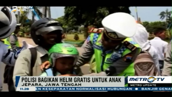 Operasi Simpatik, Polisi Bagikan Helm Gratis untuk Anak