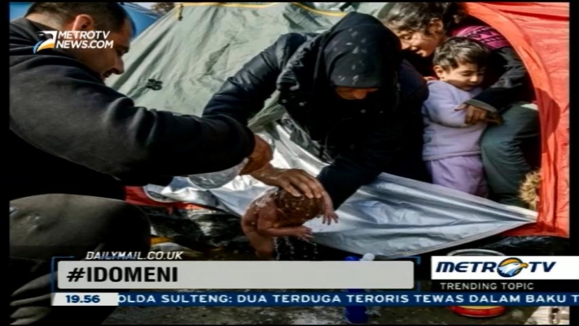 Bayi Pengungsi Dimandikan Pakai Air Kotor 