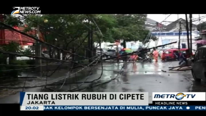 Hujan dan Angin Kencang Robohkan Tiang Listrik di Cipete