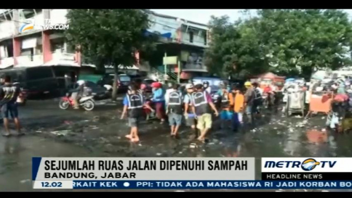 Pascabanjir, Sejumlah Ruas Jalan di Bandung Dipenuhi Sampah