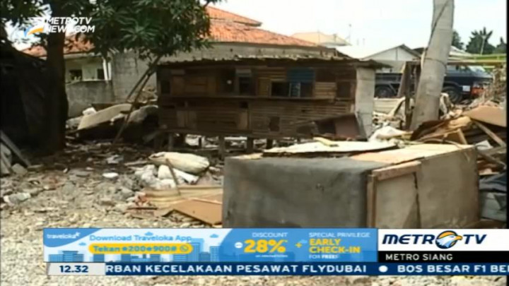 Petugas Musnahkan Puluhan Kandang Unggas di Cilandak