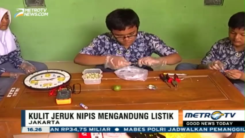 Ternyata Kulit Jeruk Nipis Bisa Jadi Pengganti Isi Baterai