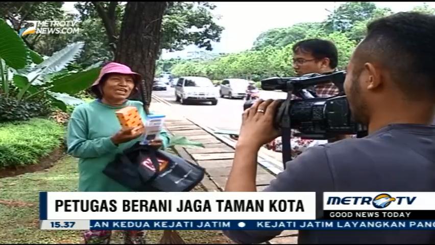 Kisah Heroik Tuti, Penjaga Taman yang Pukul Pendemo Pakai Sapu