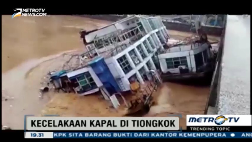 Dua Kapal di Tiongkok Terbawa Arus dan Beradu