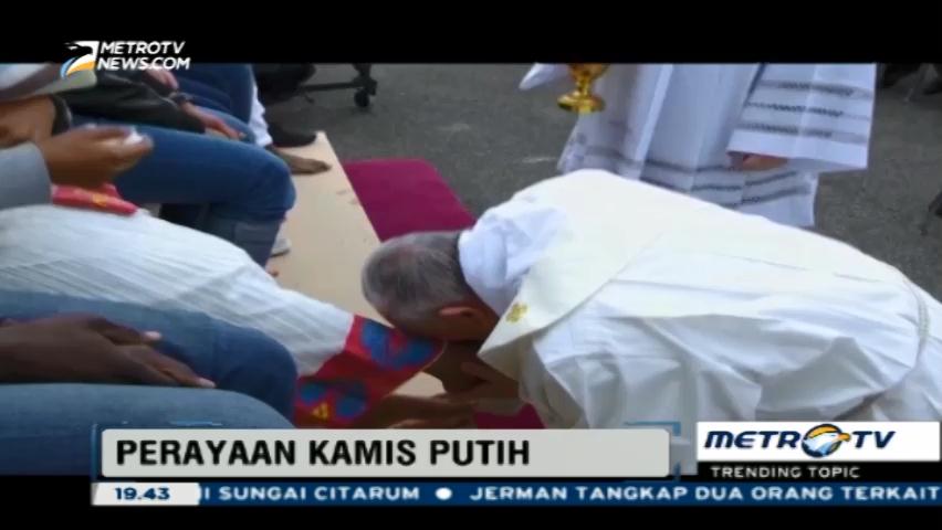 Di Kamis Putih, Paus Fransiskus Basuh Kaki Migran Muslim