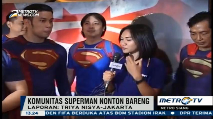 Nobar, Penggemar Superman Gunakan Kostum Idolanya