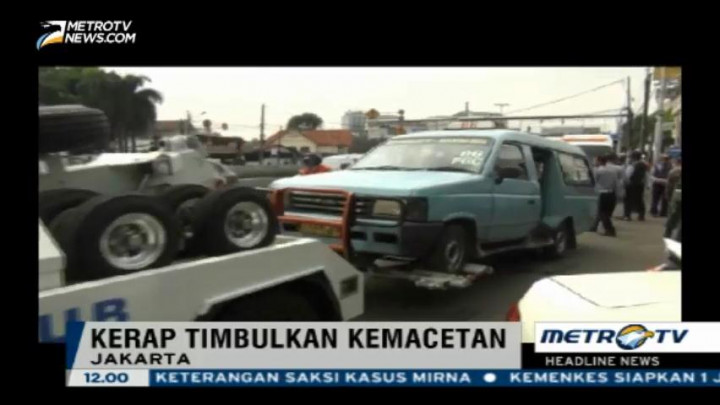 Petugas Derek Mobil yang Parkir Liar di Jakarta Timur