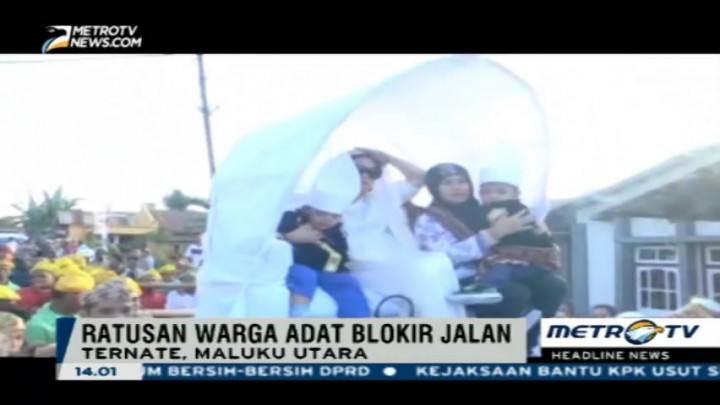 Ratusan Warga Blokir Jalan Tolak Penahanan Istri Mendiang Sultan Ternate