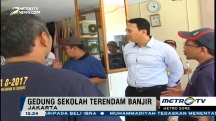 Ahok Pantau Banjir di SMAN 8 Bukit Duri