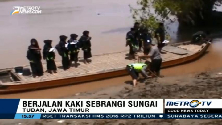 Demi UN, Belasan Siswa di Tuban Seberangi Sungai Bengawan