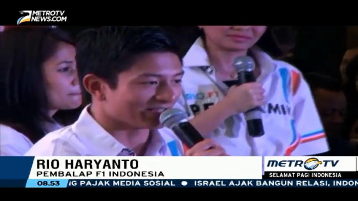 Rio Haryanto Sapa Penggemarnya Usai Balapan di GP Bahrain