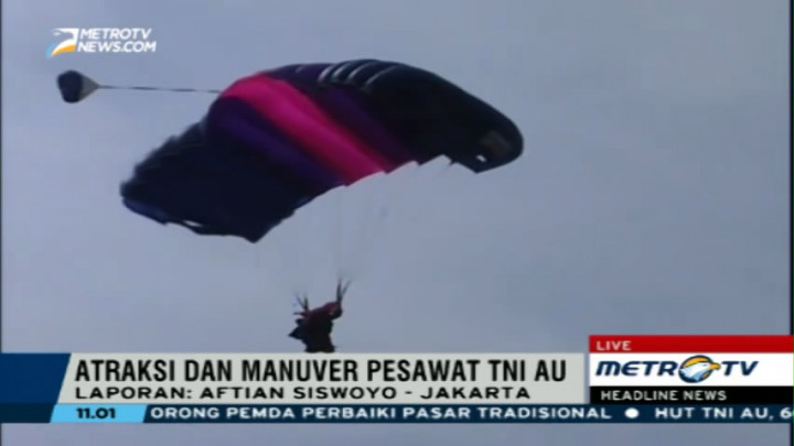 Lima Penerjun Wanita Ikut Beratraksi di Peringatan HUT ke-70 TNI AU