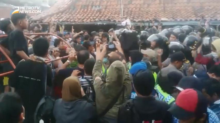 Aksi Rusuh Warga Tolak Penggusuran Kampung Luar Batang