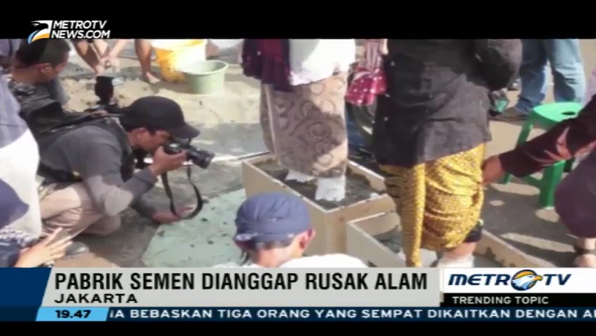 Aksi Petani Kendeng Semen Kaki di Istana