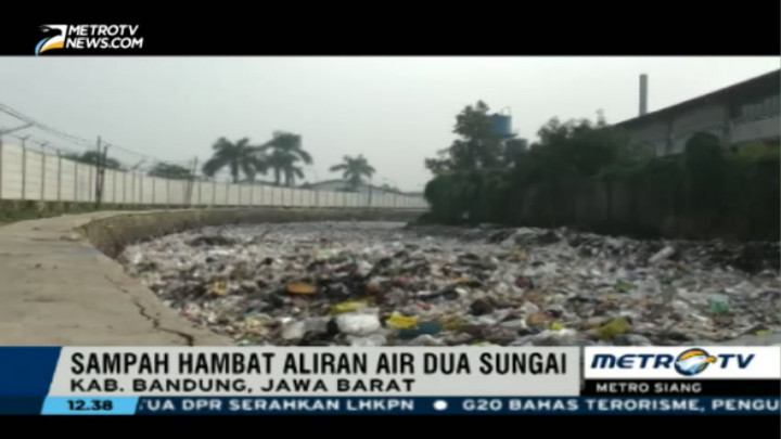 Banjir Surut, Ratusan Ton Kubik Sampah Menumpuk di Sungai
